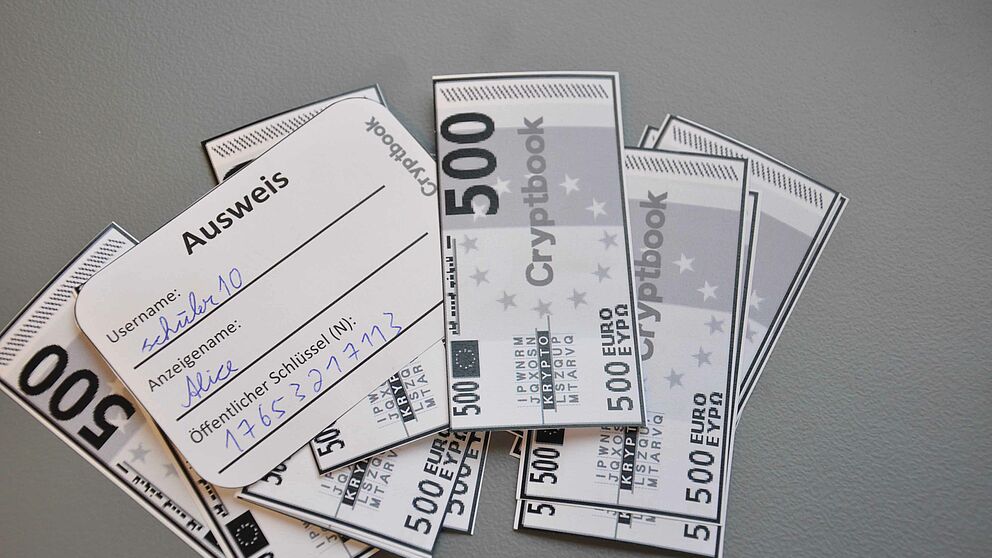 Abbildung: Ausweis und Cryptbooks