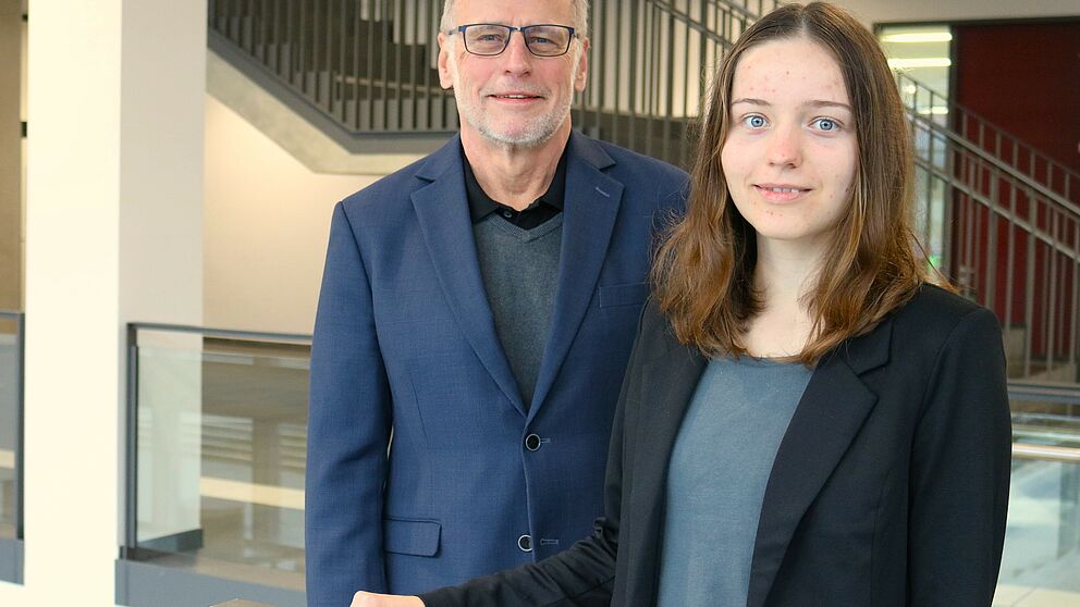 Bild mit Alumni-Beauftragtem und Presiträgerin