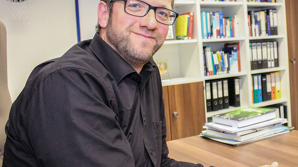 Foto (Universität Paderborn, Simon Ratmann): Prof. Dr. Dr. Claus Reinsberger wurde im April 2014 als deutschlandweit erster Neurologe auf den sportmedizinischen Lehrstuhl an der Universität Paderborn berufen.