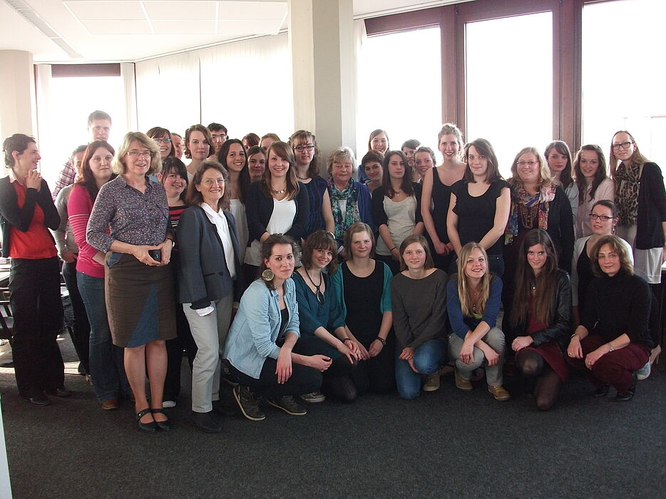 Foto (Prof. Dr. Jutta Langenbacher-Liebgott): Die französischen und deutschen Studierenden des binationalen Studiengangs „Europäische Studien“ bedanken sich bei Maria Lis für ihre großzügige Geste.