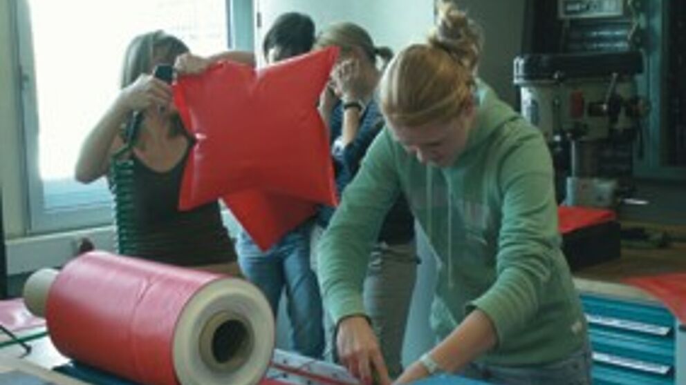 Foto (Kathrin Bittner): Auch das ist Maschinenbau an der Universität Paderborn: Folienherstellung im Workshop Kunststofftechnik.