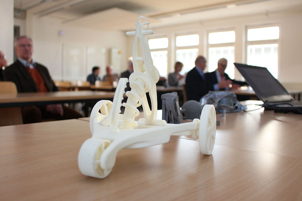 Interessantes zum Einsatz des 3D-Drucks in Fertigungsprozessen gab es bei der Führung durch das Direct Manufacturing Research Center (DMRC) der Universität Paderborn. (Foto: Universität Paderborn, Julia Pieper)