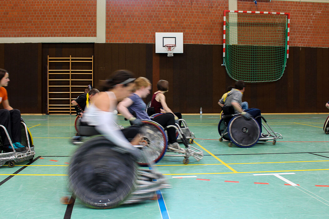 Foto (Universität Paderborn, Johannes Pauly): Beim Rollstuhlrugby sind die rollenden Sportgeräte besonders stabil gebaut.