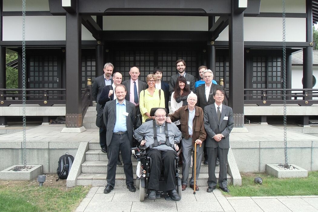 Auf dem Bild sind zu erkennen (in der hintersten Reihe von links nach rechts): Prof. Jörg Plassen (Bochum), Prof. Joseph O´Leary (Tokio) und Daniel Rumel (Paderborn). In der mittleren Reihe: Marc Nottelmann-Feil (EKO-Haus), Prof. Catherine Cornille (Bos