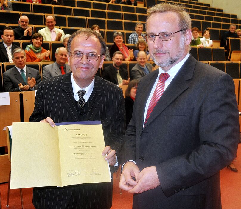 Foto (Mark Heinemann): (v. li.) Dr. Reinhard Höppner und Dekan Prof. Dr. Volker Peckhaus mit der Ehrenurkunde.