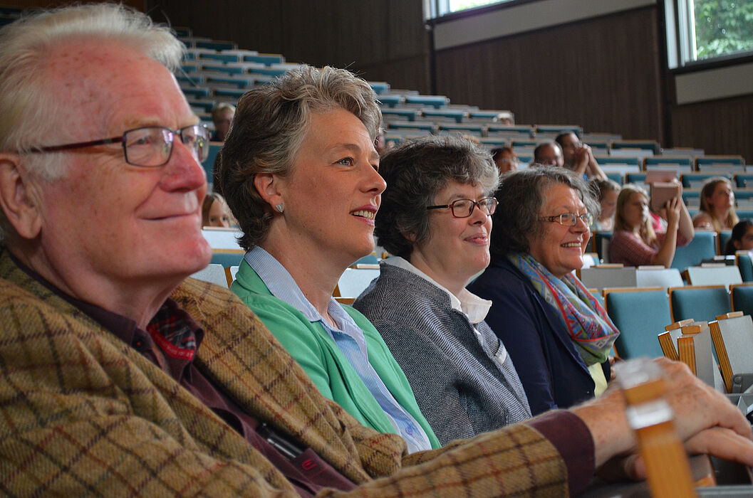 Foto (PLAZ): Partner, Förderer und Freunde des „Vielfalt stärken“-Sommercamps (v . l.): Prof. em. Dr. Hans-Dieter Rinkens, 1. Vorsitzender im Vorstand von PLAZEF, Petra Lettermann, Mitglied des Vorstands der Bürgerstiftung Paderborn, Dr. Annegret Hilligus, Geschäftsführerin des PLAZ, und Gisela Baumann, ehemalige Mitarbeiterin des PLAZ und Leiterin des Sommercamps von 2011 bis 2013.