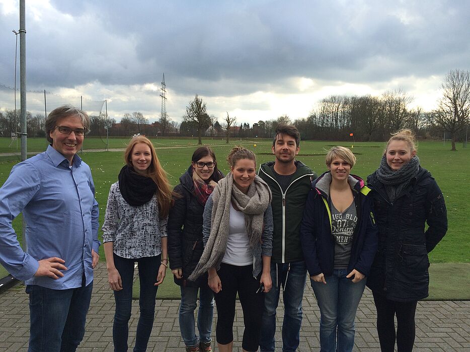 Foto (Universität Paderborn): Dr. Thorsten Barthel (Dozent Sportmedizinisches Institut Universität Paderborn) gratuliert dem erfolgreichen Ausbildungsjahrgang 2014/2015 zur Lizenzvoraussetzung. Von links: Dr. Thorsten Barthel, Julia Zurell, Anna Köttin