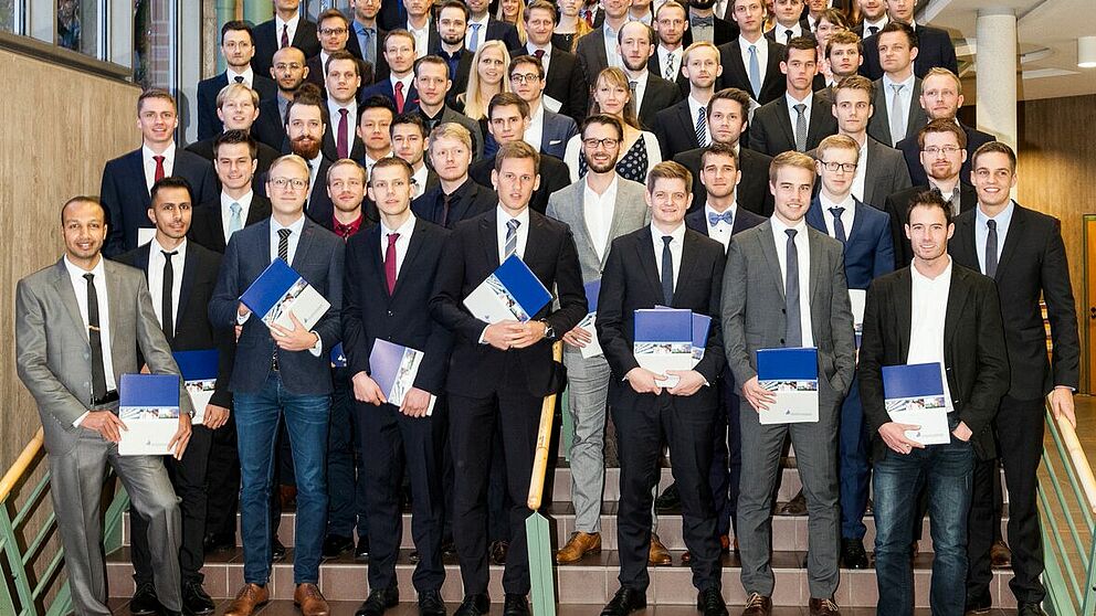 Foto (Jan Olaf Scholz): Die Absolventinnen und Absolventen des akademischen Jahres 2015/2016.