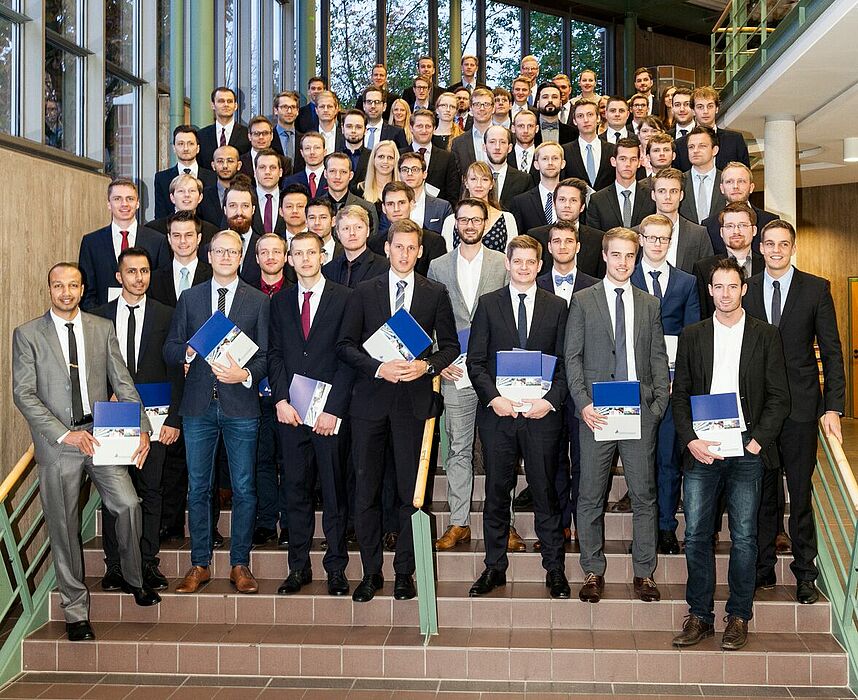 Foto (Jan Olaf Scholz): Die Absolventinnen und Absolventen des akademischen Jahres 2015/2016.