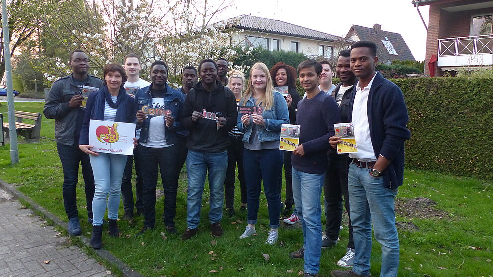 Foto (Matthias Schmitt): Studierende der Universität Paderborn aus vielen Nationen, links Studierendenpfarrerin Heidrun Greine.