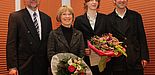 Foto (Universität Paderborn, Martin Decking): Mit der neuen Preisträgerin des Zonta Club Paderborn Award Dr. Anke Pohl (3. v. l.) freuen sich Prof. Dr. Wilhelm Schäfer, Bärbel Meerkötter und Prof. Dr. Joachim Hilgert über die Auszeichnung.