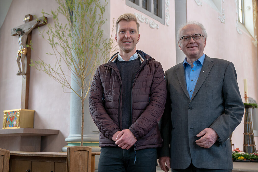 Foto (ThF-PB): Studierendenpfarrer Dr. Nils Petrat (links) und Professor Dr. Josef Meyer zu Schlochtern (rechts) in der Universitäts- und Marktkirche.