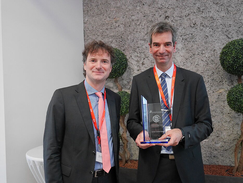 Foto (Universität Paderborn, TecUP): Prof. Dr. Rüdiger Kabst (l.) überreichte die Auszeichnung an den Gründer Thorsten Frank.