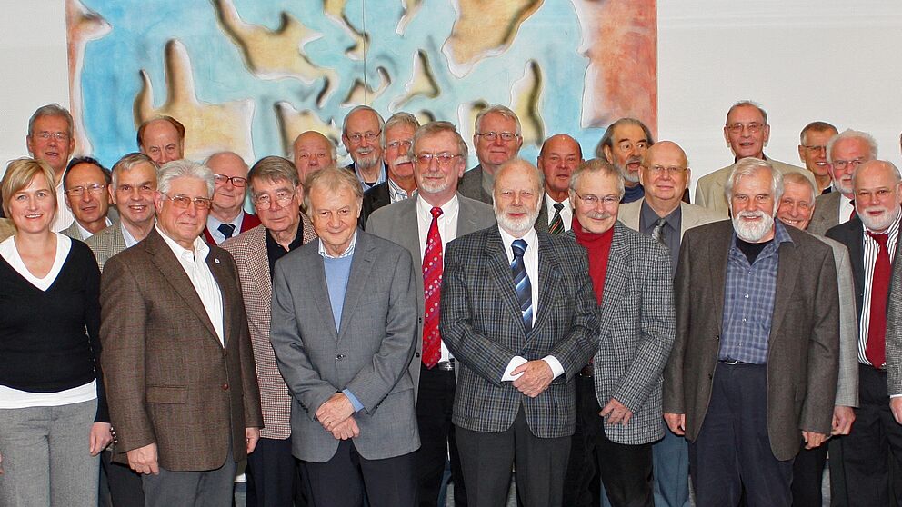 Foto (Universität Paderborn, Jan Aulenberg): 35 ehemalige Professoren trafen sich zum vierten Emeriti-Treffen in der Universität. Die regelmäßig zwei Mal im Jahr stattfindenden Treffen bieten eine gute Möglichkeit, sich über Neuerungen in der Univer