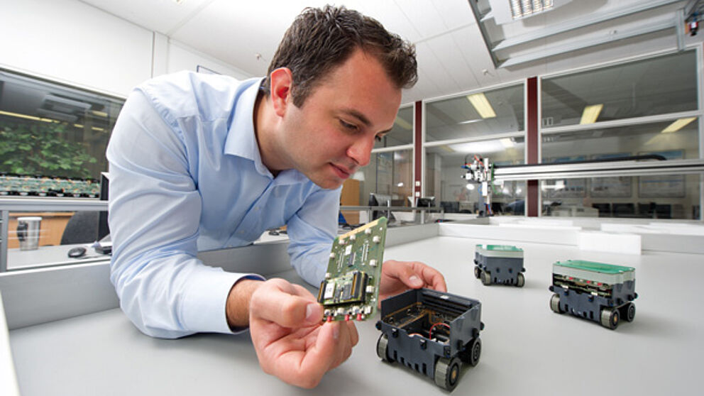 Foto: Paderborner Forscher entwickeln mikroelektronische Komponenten für Roboter, die uns zukünftig im Notfall helfen sollen. (© Heinz Nixdorf Institut)