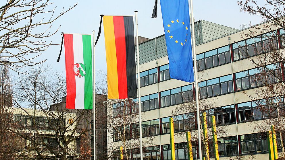 Foto (Universität Paderborn, Vanessa Dreibrodt): Trauerbeflaggung vor dem Audimax der Universität Paderborn.
