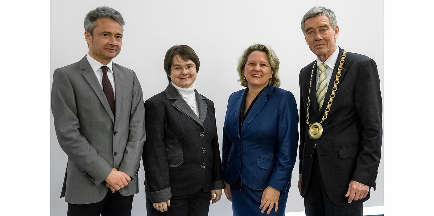 Foto: Jun.-Prof.’in Dr. Michaela Geierhos, Prof. Dr. Frick, Vizepräsident der Universität Paderborn, Prof. Dr. Dr. Hanns Hatt, Ministerin Svenja Schulze.