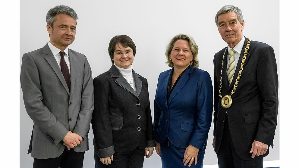 Foto: Jun.-Prof.’in Dr. Michaela Geierhos, Prof. Dr. Frick, Vizepräsident der Universität Paderborn, Prof. Dr. Dr. Hanns Hatt, Ministerin Svenja Schulze.