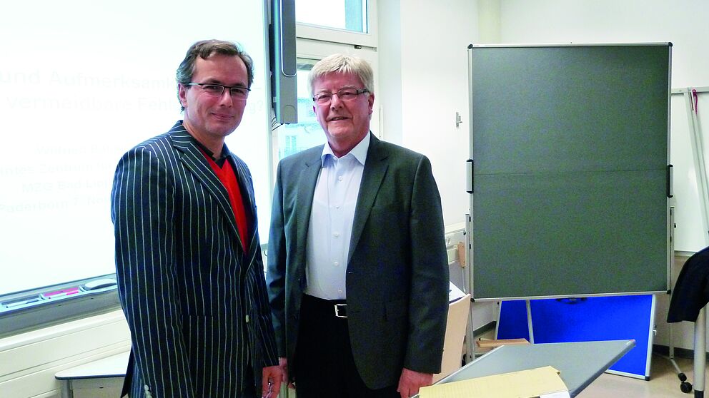 Foto (Nicole Bunte): Prof. Dr. Bardo Herzig (links) und Dr. Wilfried Böhning haben die Zusammenarbeit zwischen PLAZ und MZG mit einem Vortrag für Studierende aus der Taufe gehoben.