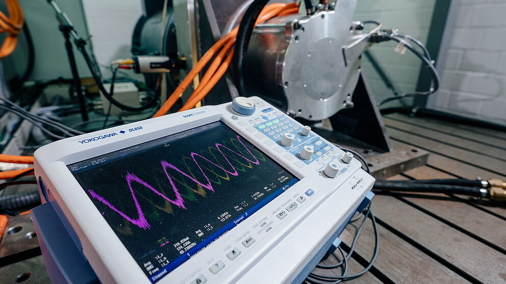 Generator vor Maschine