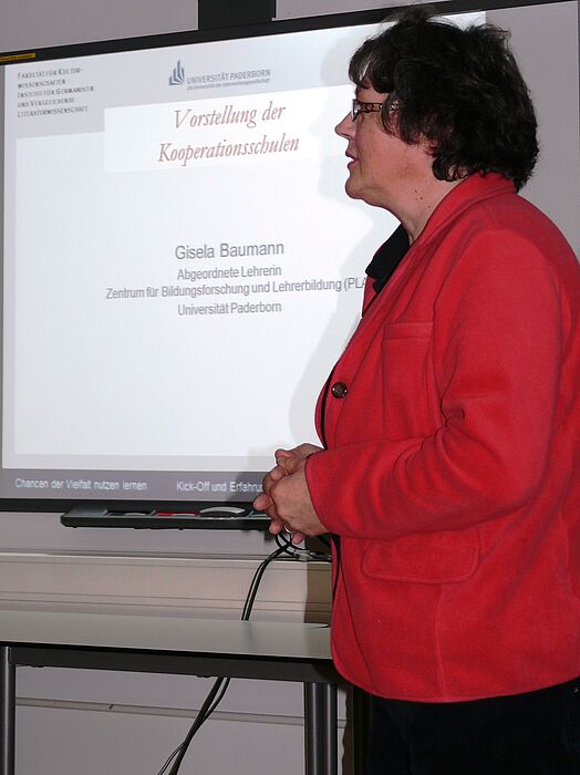 Foto (Universität Paderborn): Gisela Baumann, abgeordnete Lehrerin im PLAZ, stellt die Möglichkeiten des Förderunterrichts an den Schulen vor.