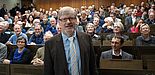 Foto (Universität Paderborn, Bianca Oldekamp): Im voll besetzen Hörsaal A4 der Universität hielt Prof. Dr. Manfred Grote seine Abschiedsvorlesung zum Thema „Verbraucherrisiken durch Antibiotikaeinsatz in der Landwirtschaft – Kann Rohkost gefährlic