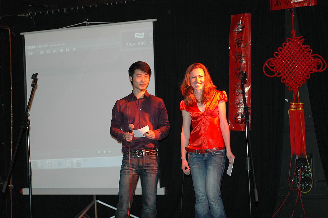 Foto (Universität Paderborn): Die Moderatoren der Veranstaltung: Guanhua Bai und Regina Sesler.