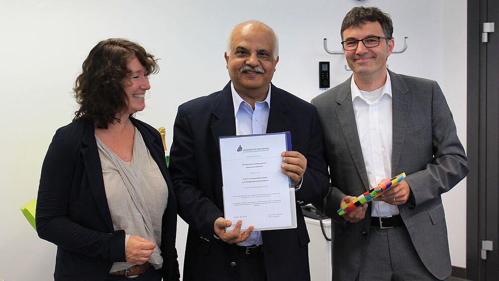 Foto (Universität Paderborn), v. li.: Dekanin Prof. Dr. Caren Sureth-Sloane, Dr. Chandrashekhar Pandey und Prof. Dr. Martin Schneider während der Feierstunde.