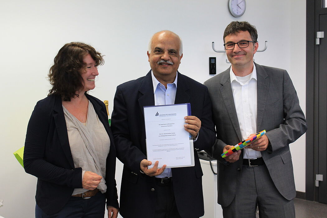 Foto (Universität Paderborn), v. li.: Dekanin Prof. Dr. Caren Sureth-Sloane, Dr. Chandrashekhar Pandey und Prof. Dr. Martin Schneider während der Feierstunde.
