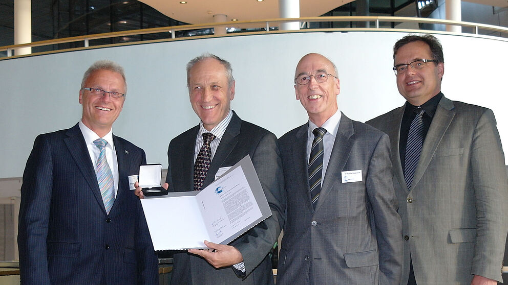 Foto (v. l.): Prof. Dr. Wolfgang Nebel, Universität Oldenburg (Laudator), Prof. Dr. Franz Josef Rammig, Universität Paderborn, Prof. Dr. Wolfgang Rosenstiel, Wilhelm-Schickard-Institut für Informatik der Universität Tübingen (Vorstandsvorsitzender ed