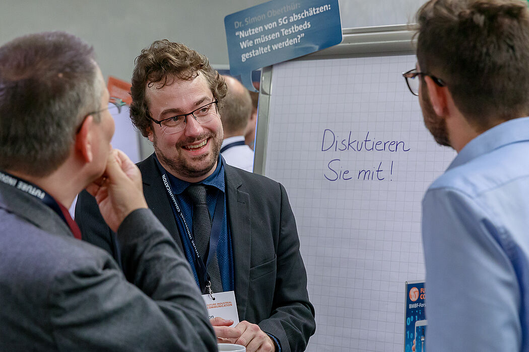 Dr. Simon Oberthür, Manager im SICP an der Universität Paderborn, im Gespräch mit Teilnehmern der Fachtagung. Foto: MIKA-fotografie | Berlin