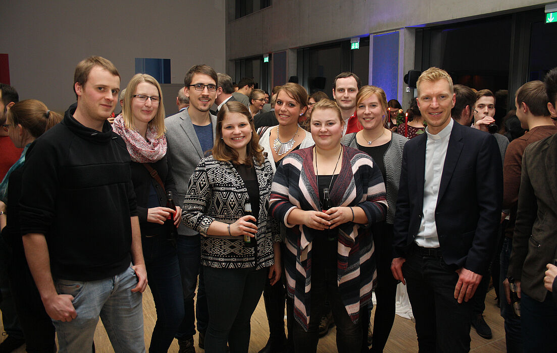 Foto (Birger Berbüsse): Stimmten sich auf 2017 ein: (v. l.) Die Studierenden Sebastian Kemmerling, Leonie Wulf, Robin Webelhaus, Anne Thiele, Karina Hanitz, Ina Scheer, Ionut Stoica sowie  Gemeindeassistentin Simone Kornalewski und Studierendenpfarrer Ni