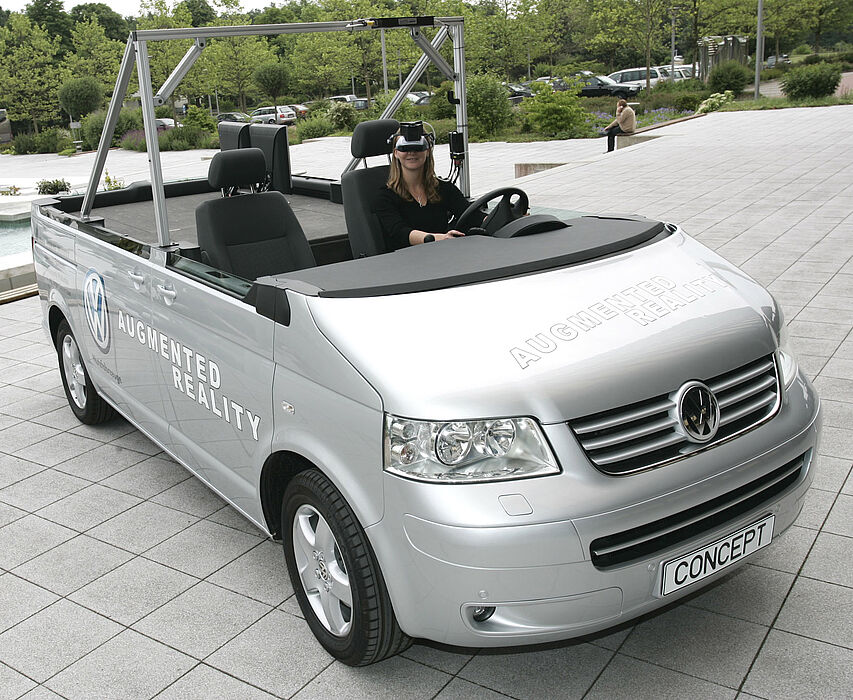 Die „Mobile Augmented Reality Versuchsplattform“: Reales Fahrzeug und virtueller Innenraum verschmelzen zu einem neuen Prototypen [Foto: Jan Braun/HNF]