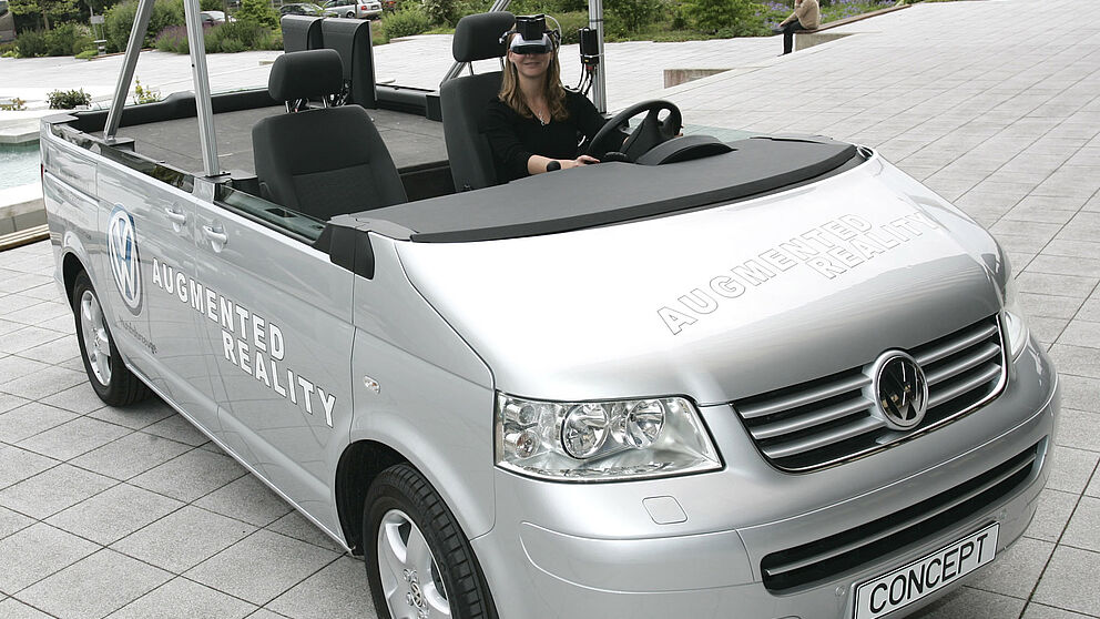 Die „Mobile Augmented Reality Versuchsplattform“: Reales Fahrzeug und virtueller Innenraum verschmelzen zu einem neuen Prototypen [Foto: Jan Braun/HNF]