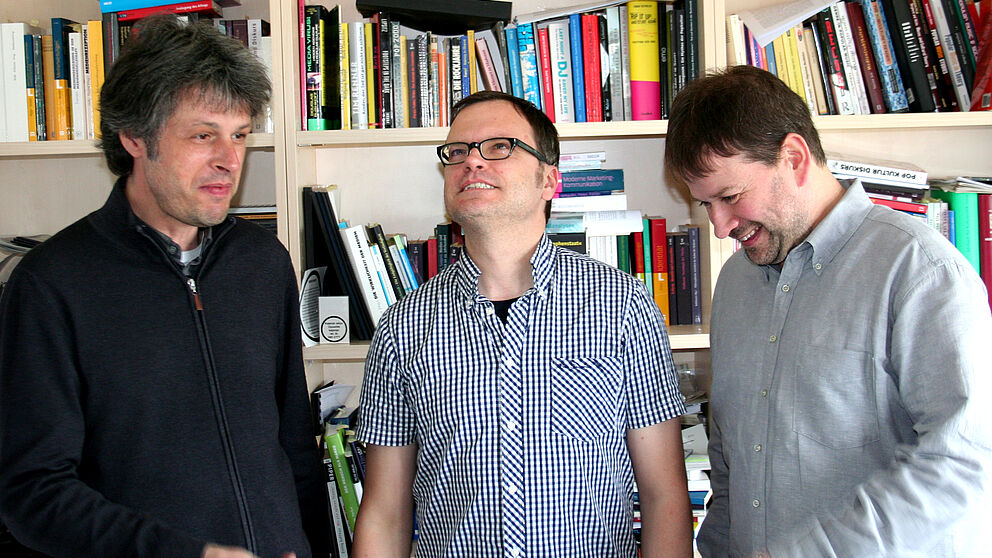 Foto (Tim Ilskens): Olaf Karnik, Prof. Dr. Christoph Jacke und Ulrich Lettermann (v. li.) teilen nicht immer die gleiche Meinung, wenn es um Musik geht.