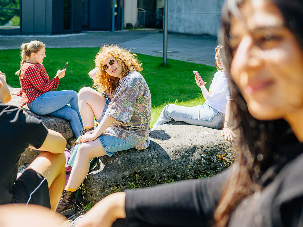 Studierende auf dem sonnigen Campus