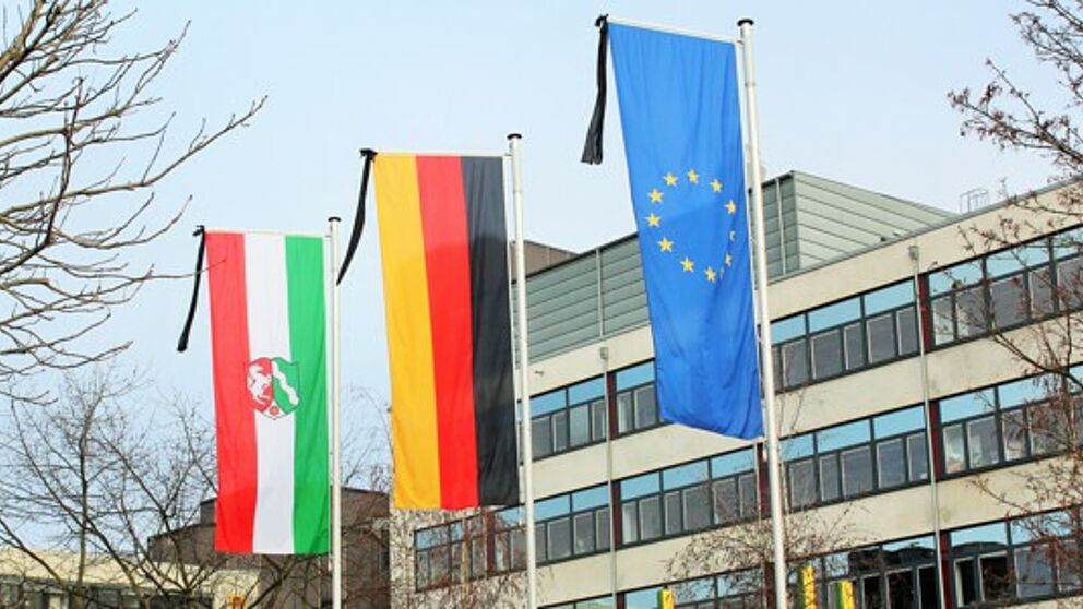 Foto (Universität Paderborn, Vanessa Dreibrodt): Trauerbeflaggung vor dem Audimax der Universität Paderborn.