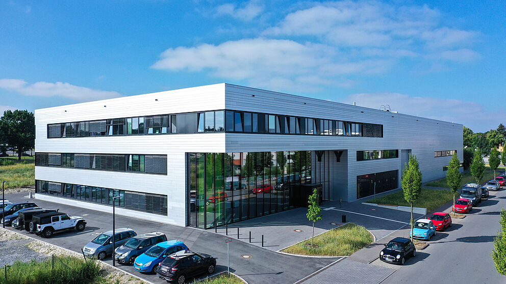 Gebäude Y mit Parkplätzen davor
