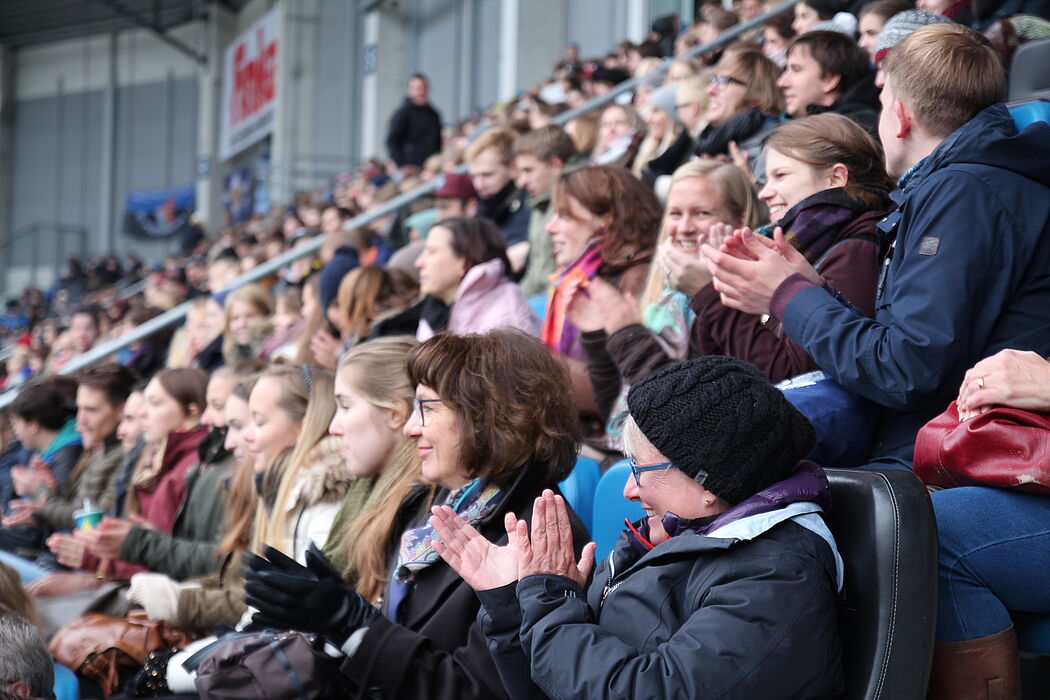 Foto (Universität Paderborn, Nina Reckendorf): Erstsemesterbegrüßung im Stadion