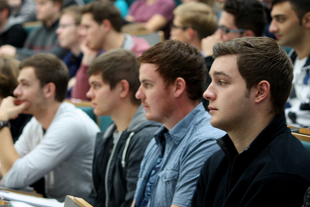 Foto (Universität Paderborn, Patrick Kleibold): Aufmerksame Zuhörer im Auditorium maximum.