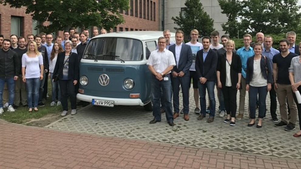 Foto (Universität Paderborn): Winfo-Exkursion 2017 nach Hannover: Studierende und Professoren des Departments Wirtschaftsinformatik bei VW Nutzfahrzeuge.