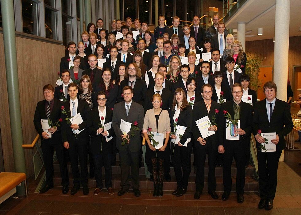 Foto (Universität Paderborn, Heiko Appelbaum): Absolventinnen und Absolventen des Prüfungsjahres 2013