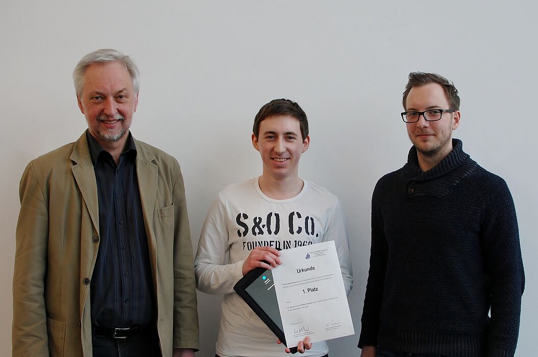 Abbildung: Prof. Wilhelm Schäfer und Organisator Matthias Becker übergeben den Preis an Christian Klaussner, Gewinner des „Coding Contest 2012“.