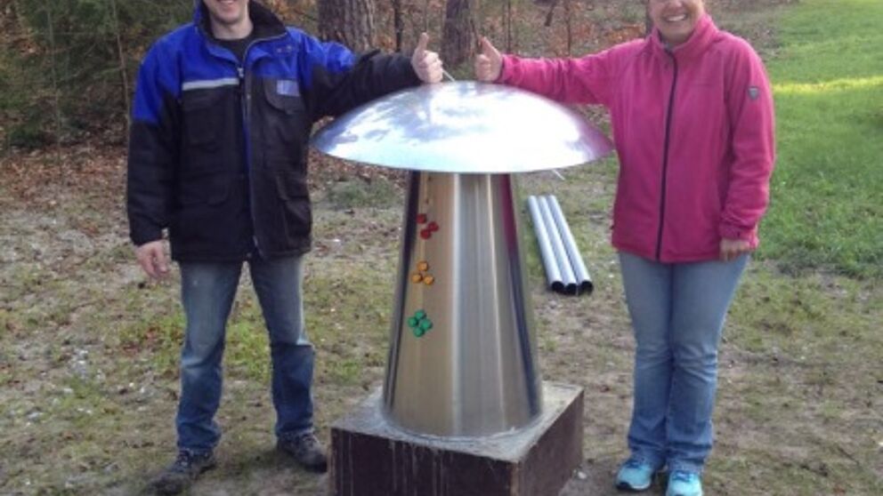 Foto (Fachgebiet Technikdidaktik): Probeaufbau der Stationen Pumpspeicherkraftwerk und Lärm-o-meter durch Prof. Katrin Temmen und Peter Keller (Fachgebiet Technikdidaktik) und Lehrerin Kerstin Moeschke (Richard- von-Weizsäcker-Berufskolleg).