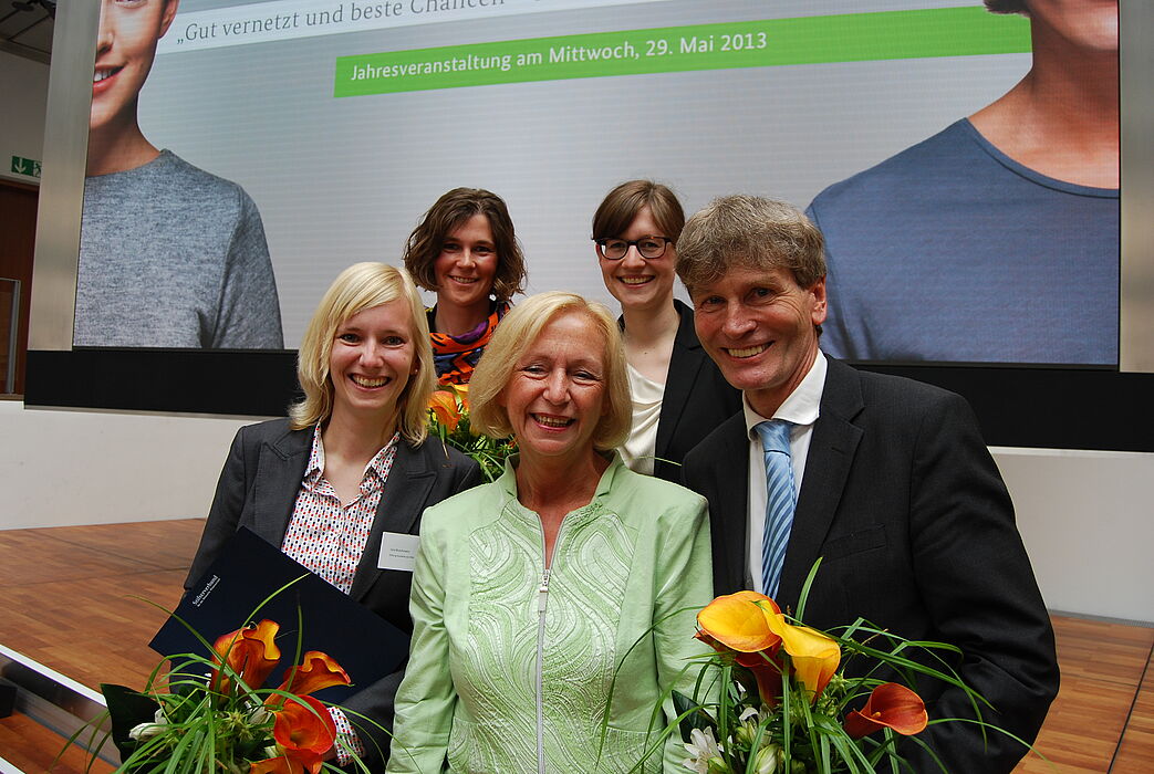 Foto: Die Preisträger vom Studienfonds OWL mit der Bundesministerin für Bildung und Forschung Johanna Wanka.
