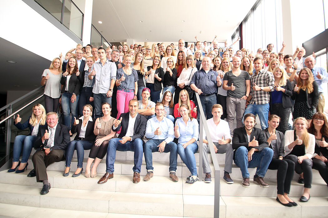 Foto (Reinhard Schwarz): 120 Studierende, „Alte Profis“ und Vertreter caritativer Organisationen stellten am 23.7.2015 unter der Moderation von JProf. Dr. Karl-Heinz Gerholz (1. Reihe, 5. von links, links daneben Mitarbeiterin Verena Liszt) die Ergebn