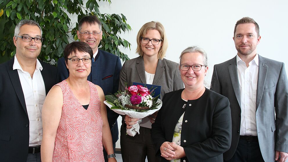 Foto (Universität Paderborn, Vanessa Dreibrodt): Freuten sich über den Forschungspreis für Dr.-Ing. Britta Schramm (m.)