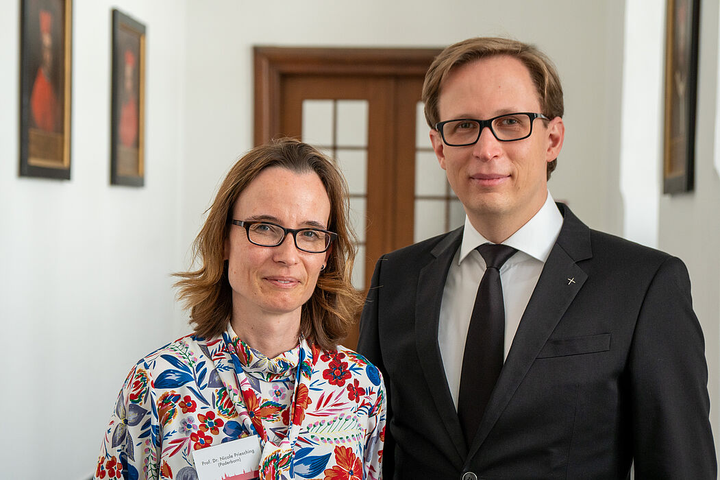 Foto (ThF-PB): Prof. Dr. Nicole Priesching (Universität Paderborn) und Prof. Dr. Stefan Kopp (ThF).
