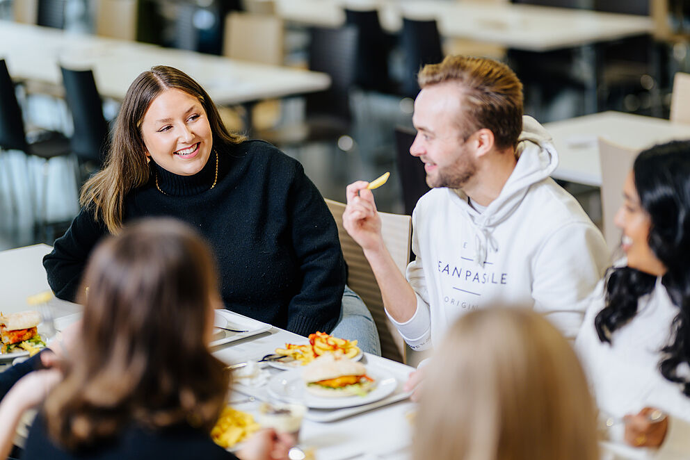 Studierende essen in der Mensa der Universität Paderborn