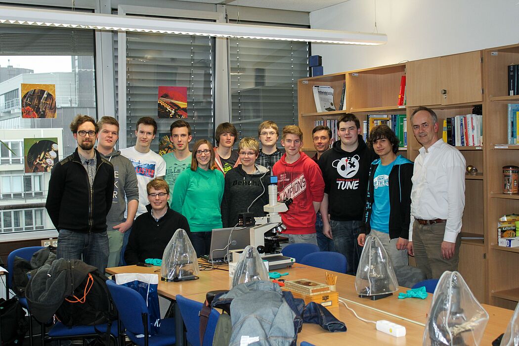 Bild (Werner Sievers): Die Teilnehmerinnen und Teilnehmer des aktuellen Projektkurses mit (1. v. l.) Johannes Pauly, (1. v. r.) Prof. Dr. Jörg Lindner, (4. v. r.) Andrej Wolf.